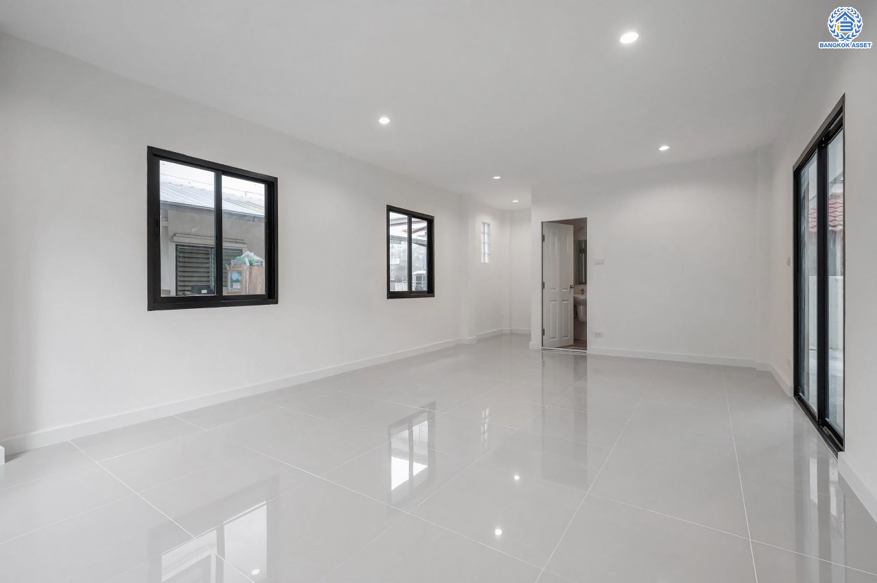 บ้านมือสองตกแต่งใหม่ คุณภาพแบรนด์ LH โครงการ ชลลดา บางบัวทอง เนื้อที่ 83 ตร.ว. ตกแต่งหรูหรา ฟังก์ชันจัดเต็ม 5 ห้องนอน 3 ห้องน้ำ จอดรถได้ 2 คัน พร้อม Facilities ครบ! บนทำเลคุณภาพ เชื่อมต่อได้หลายเส้นทาง ใกล้เซ็นทรัลเวสต์เกต และรถไฟฟ้า "สถานีบางพลู"